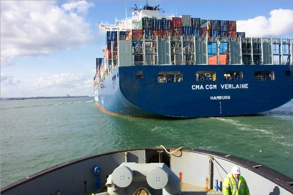 mv LYNDHURST manoeuvres towards the vessel's stern