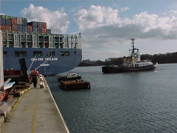 CMA CGM VERLAINE is now alongside